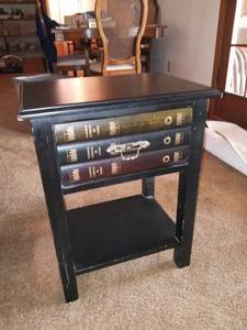 lot 1146 image: Single Drawer End Table 22 x 18 x 14 in