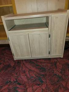 lot 2039 image: TV stand, blond, 17x33x28 inches