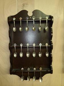 lot 2048 image: Sixteen state souvenir spoons in rack