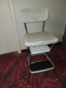 lot 2053 image: Off white vintage stepstool