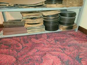 lot 2068 image: Last lot of 78 records and 4 empty album books