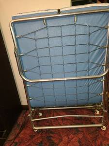 lot 2075 image: Twin rollaway bed with mattress