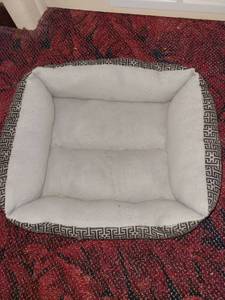 lot 2076 image: Small pet bed