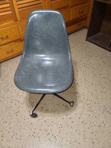 lot 2216 image: Vintage seal grey Herman Miller shell chair with rolling base