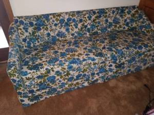 lot 1148 image: Floral Retro Couch