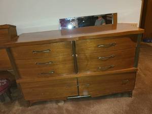 lot 1210 image: Six drawer dresser 31X48X18 and mirror 30X36 inches. (Matches lots 1209 and 2209)