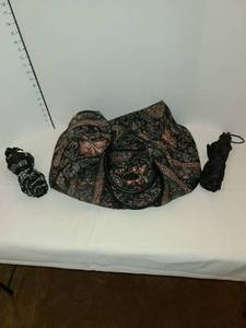 lot 1212 image: Tapestry travel bag and 2 umbrellas