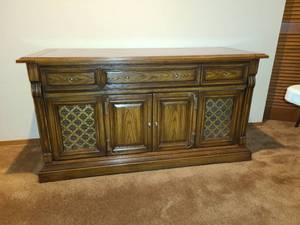 lot 1213 image: Magnavox stereo console with turntable and AMFM stereo cassette record system. 29x55x22.
