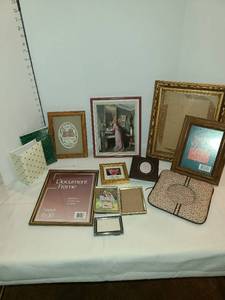 lot 1225 image: Assorted pictures and frames
