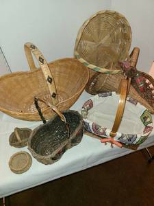 lot 1234 image: Baskets including vintage Easter basket and cornucopia basket