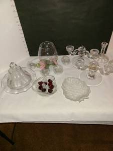 lot 1253 image: Glass home dcor