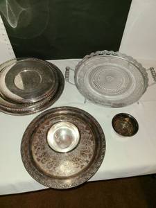 lot 1260 image: Silver plate platters including Reed & Barton, WM Rogers, Oneida and others