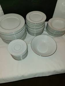 lot 1262 image: 68 pieces of Four Crown china
