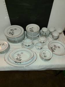 lot 1263 image: Vintage Yamaka china from Japan 65 pieces (late 1950s). A few small chips.