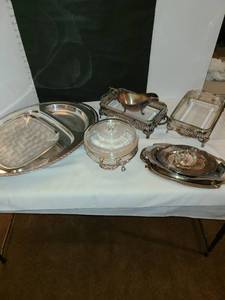 lot 1265 image: Silver plate platters by Krome Kraft, Melford e.p.n.s by Wallace and others (7 large platters, 3 small platters, French wine taster, chafing dishes and more)