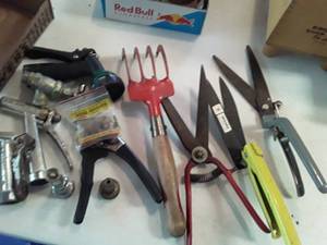 lot 3033 image: More Yard Tools and Hose Attachments