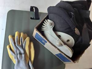 lot 3034 image: Gardening Kneeling Pad, Knee Pads and Gloves