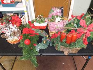 lot 3098 image: Faux Holiday Decor
