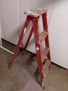 lot 3155 image: Wooden Step Ladder