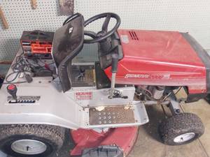 lot 3158 image: Signature 2000 Elite Riding Lawn Mower with Automatic Battery Charger (runs good)