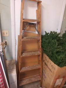 lot 3185 image: Wood Step Ladder