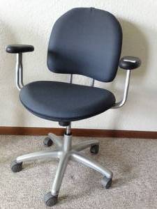 lot 24019 image: Very Nice Adjustable Office Chair