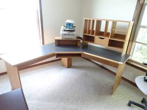 lot 24021 image: Great Corner Computer Desk for your Office