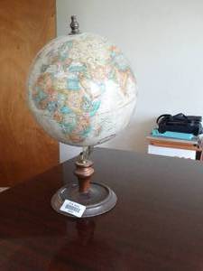 lot 24040 image: 14 Desktop Globe