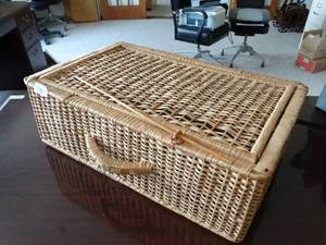 lot 24062 image: Wicker Case