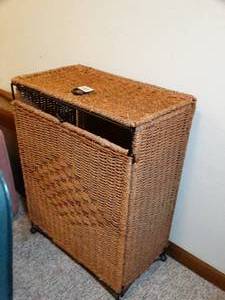 lot 24066 image: Classic Wicker Clothes Hamper