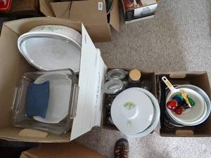 lot 24185 image: Lot of Kitchen Plastic Ware  Cups  Corningware  Misc