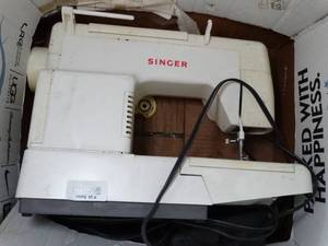 lot 24187 image: Singer Sewing Machine with Peddle