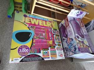 lot 24217 image: Easy Bake Oven and Jewelry Maker