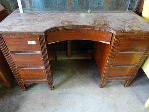 lot 39912 image: Vintage 7 Drawer Dresser w Mirror