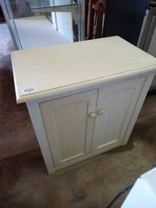 lot 39930 image: White Storage Cabinet - 17 x 27 x 28