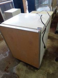 lot 39931 image: Compact Fridge - Sturdy Older Style