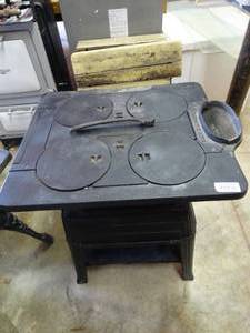 lot 39934 image: Vintage Cast Iron Stove