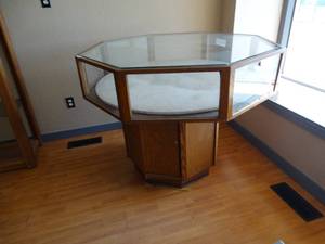 lot 39962 image: Octagon Display Case - Showcase - 4ft