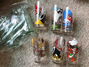 lot 24138 image: Box Full of Looney-Tunes Glasses and Pop Bottles