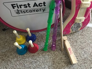 lot 24095 image: Kids Drum set - pink guitar - bells (Home Rock Band)
