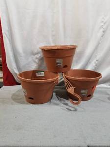 lot 47191 image: LOT OF 3 SOUTHERN PATIO HANGING BASKET POTS