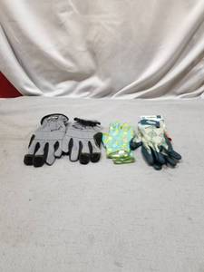 lot 47205 image: Lot of 3 Pairs of Gloves