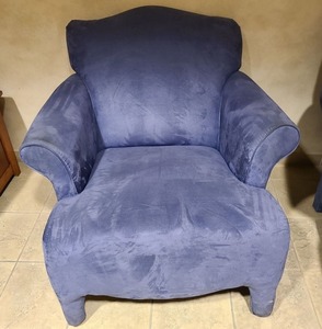 lot 21000 image: Nice oversized blue Lounge chair