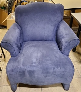 lot 21001 image: oversized blue lounge chair