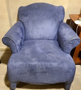 lot 21002 image: over sized blue lounge chair