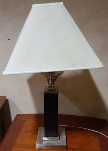 lot 21009 image: elegant table lamp with metal & leather base