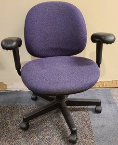 lot 21064 image: adjustable office chair on casters