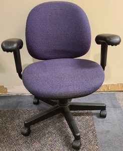 lot 21065 image: adjustable office chair on casters