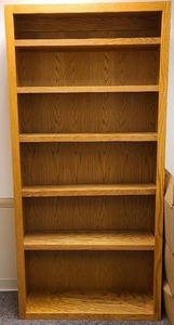 lot 21076 image: Very Nice solid oak bookcase with 5 adjustable shelves
