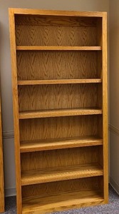 lot 21077 image: Very Nice solid oak bookcase with 5 adjustable shelves